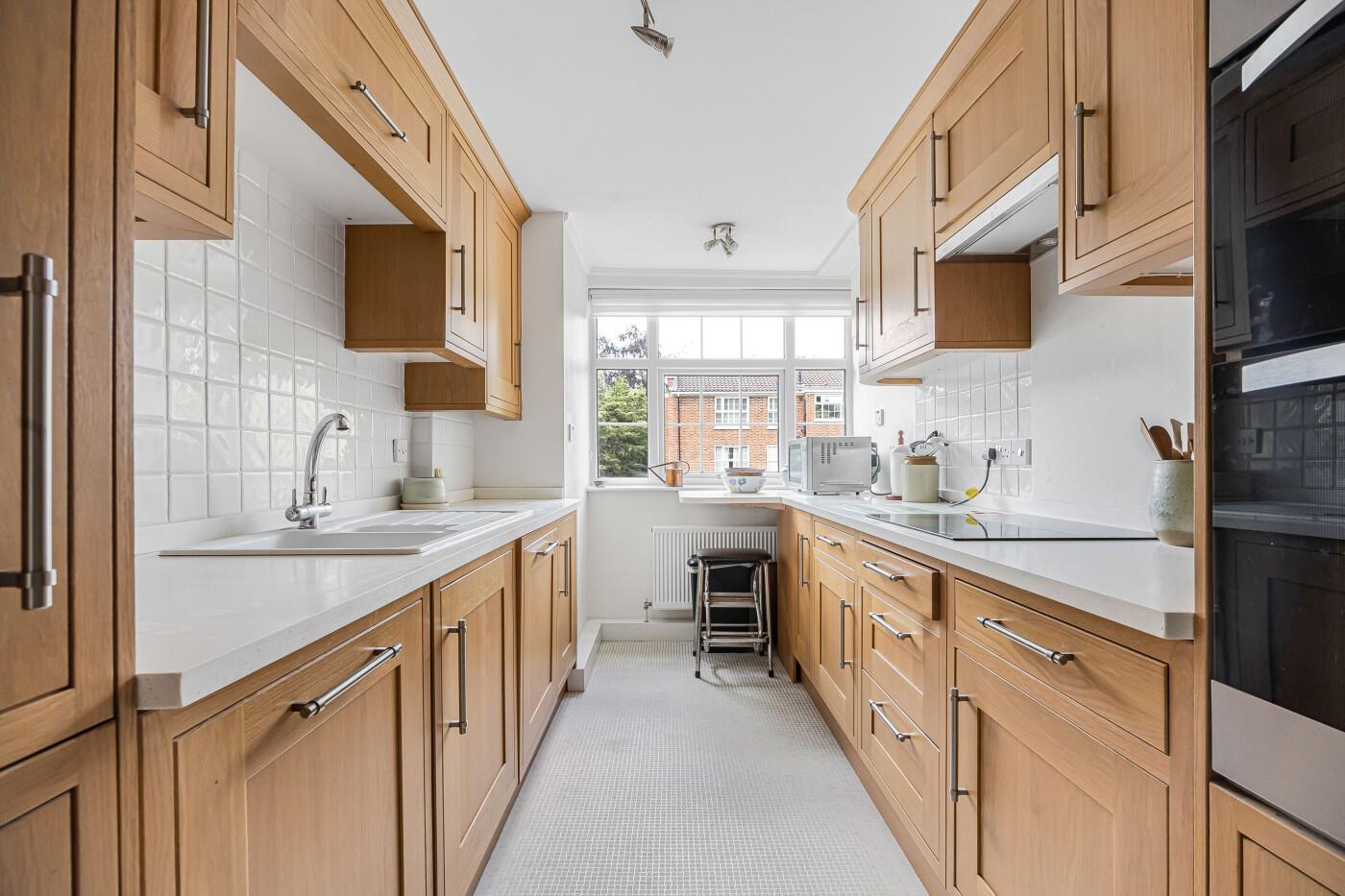 3 bed property in Phyllis Court Drive, Henley-on-Thames